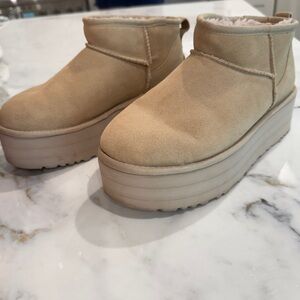 UGG Women's Classic Sand Ultra Mini Platform Boots Size 9